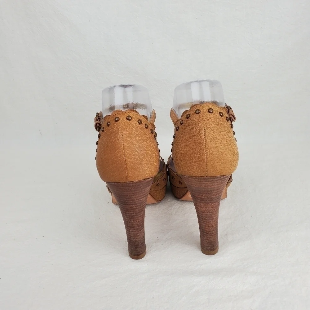 Vince Camuto all leather tan studs chunky heel sandals size 7B